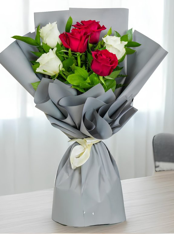 Kırmızı beyaz gül buketi